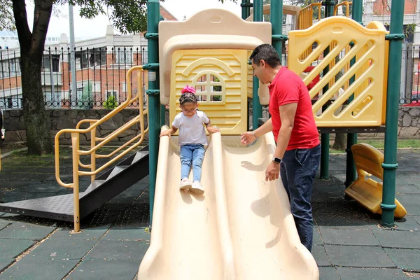 Latino Brunette Single Dad Daughter Play Park Get Rides Spend —  Fotos de Stock