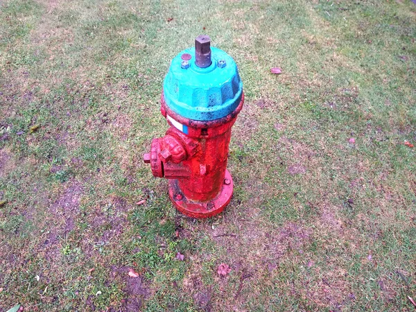 A red fire hydrant, faucet or fire hydrant, a water intake to provide a flow rate in the event of a fire. Water can be obtained from the urban supply network or from a reservoir, by means of a pump