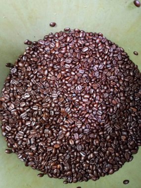 The roasting of the coffee enhances the flavors and notes of the aromatic. It is about subjecting the green coffee to high temperatures so that the best attributes of the coffee come out