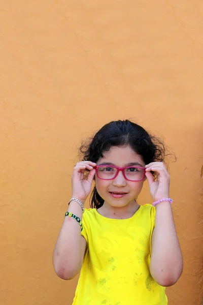 Hispanic Year Old Girl Shows Her Red Glasses She Wears — 스톡 사진