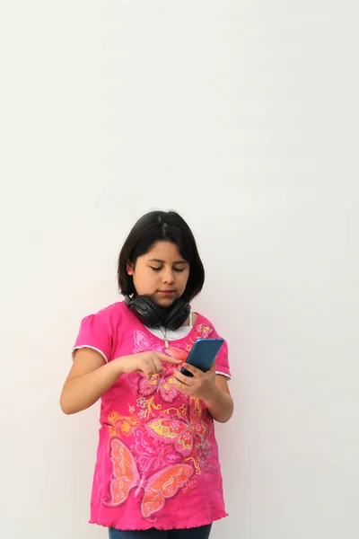 Year Old Hispanic Girl Listens Music Her Headphones Connected Her — Foto de Stock