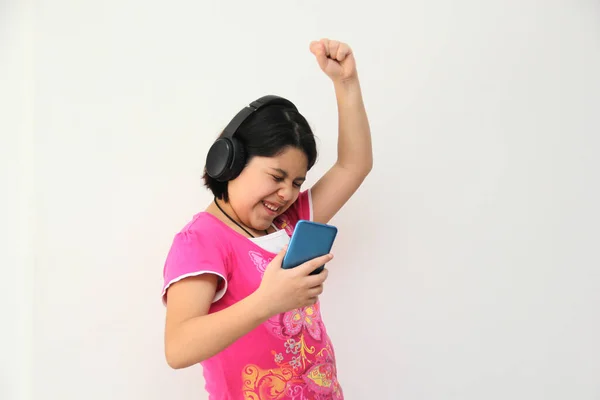 Year Old Hispanic Girl Listens Music Her Headphones Connected Her — Fotografia de Stock