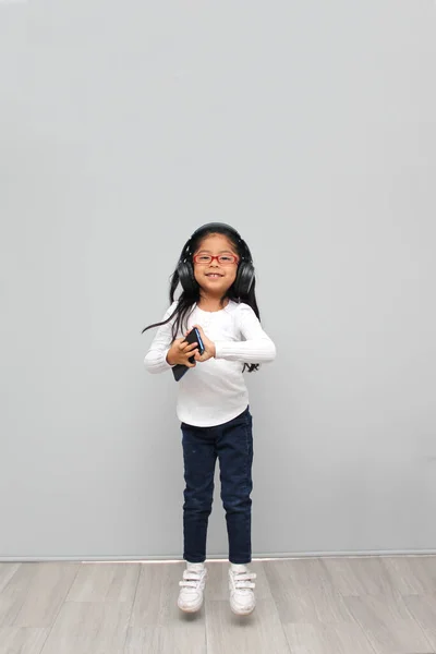 Year Old Brunette Latin Girl Glasses Listens Music Her Headphones — Fotografia de Stock