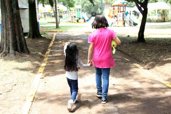 Latin Sisters Play Outdoor Park Games Together Spend Quality Time — Zdjęcie stockowe
