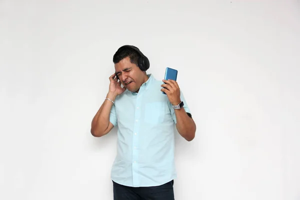 Latin Adult Man Uses His Wireless Headphones Cell Phone Listen — 스톡 사진