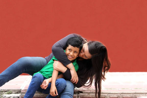Single Mom Dark Haired Latino Son Play Have Fun Together — Zdjęcie stockowe