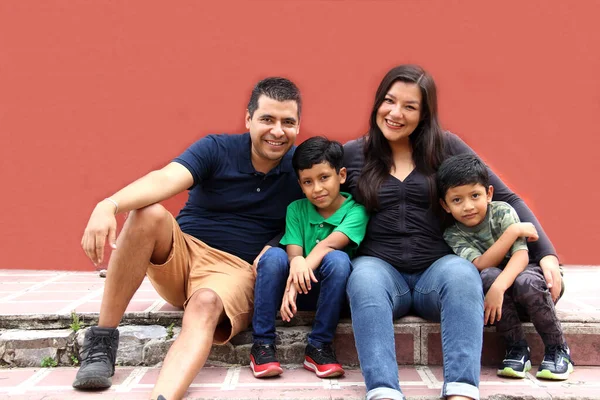Latin Hispanic Family Mom Dad Children Sitting Park Look Happy — Zdjęcie stockowe