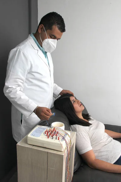 Latin Neurologist Medical Specialist Doctor Measures Head His Latin Woman — Foto de Stock