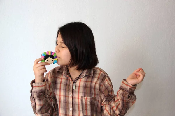 Year Old Hispanic Latina Girl Shows Her Favorite Toy Dessert — 스톡 사진