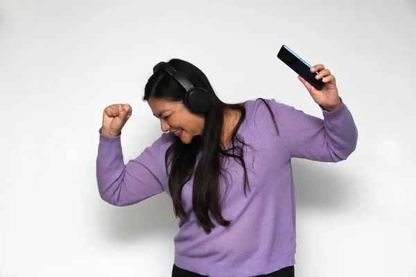 Latino Adult Woman Uses Technology His Cell Phone Headphones Listen — Fotografia de Stock