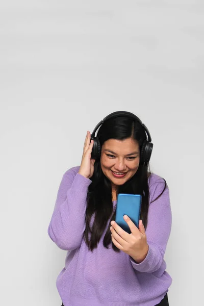 Latino Adult Woman Uses Technology His Cell Phone Headphones Listen — Fotografia de Stock