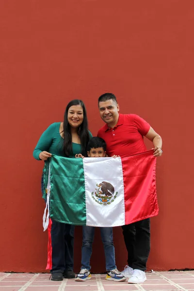 拉丁妈妈 爸爸和儿子穿着墨西哥国旗的颜色 白色和红色 他们为自己的传统和墨西哥文化感到自豪 — 图库照片