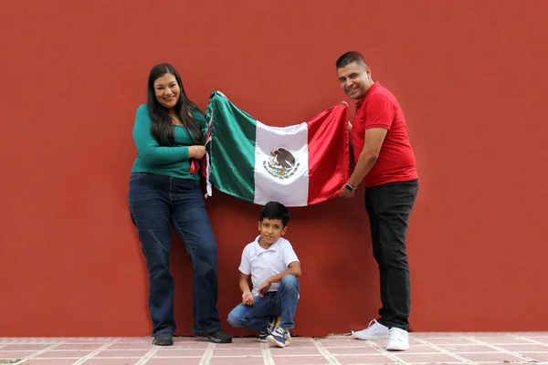 Latijnse Moeder Vader Zoon Gekleed Kleuren Van Mexicaanse Vlag Groen — Stockfoto