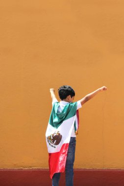 8 yaşındaki Latin Meksikalı çocuk, kültüründen ve geleneklerinden gurur duyan Meksika bayrağını 15 Eylül ve Cinco de Mayo bayramlarını kutluyor.