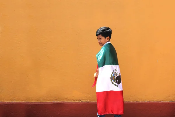 Menino Latino Mexicano Anos Mostra Bandeira México Orgulhoso Sua Cultura — Fotografia de Stock