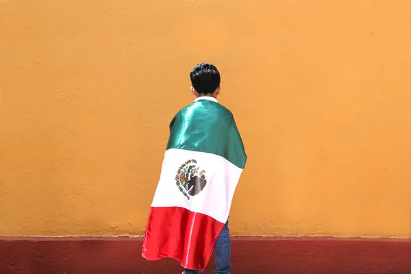 Латиномексиканский Мальчик Лет Показывает Флаг Мексики Гордится Своей Культурой Традициями — стоковое фото