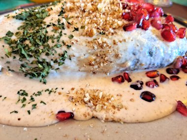 Puebla, Meksika 'dan tipik bir Chile en nogada yemeği. Kastilya fındık kreması (nogada), maydanoz yaprakları ve nar taneleriyle kaplı acitrn ile doldurulmuş Poblano biberi.