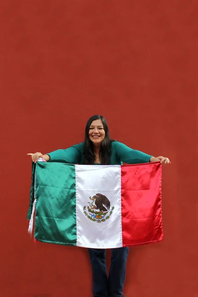 Λατίνα Ενήλικη Γυναίκα Δείχνει Σημαία Του Μεξικού Περήφανη Για Τον — Φωτογραφία Αρχείου