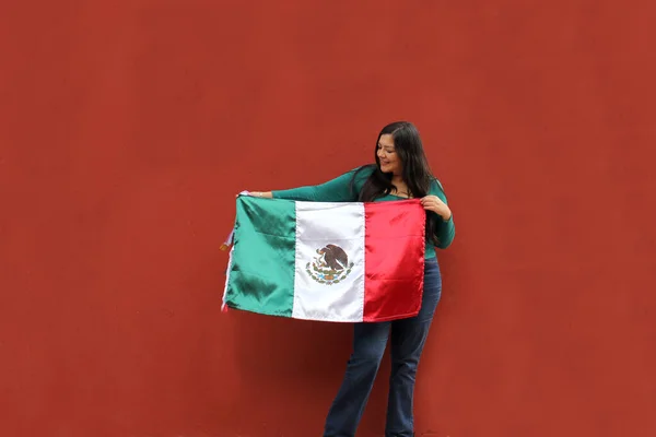 Latinská Dospělá Žena Ukazuje Vlajku Mexika Hrdou Svou Kulturu Tradici — Stock fotografie