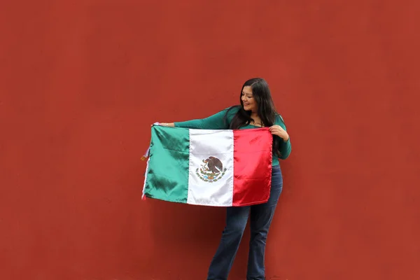 Mujer Latina Adulta Muestra Bandera México Orgullosa Cultura Tradición Celebra —  Fotos de Stock