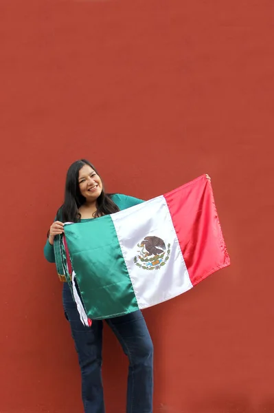 Mujer Latina Adulta Muestra Bandera México Orgullosa Cultura Tradición Celebra —  Fotos de Stock