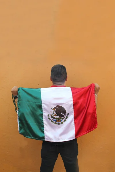 Latinamerikansk Vuxen Man Visar Mexikos Flagga Stolt Över Sin Kultur — Stockfoto