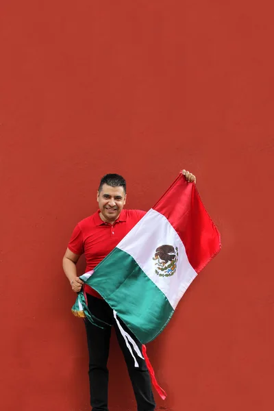 Lateinmexikanischer Erwachsener Mann Zeigt Die Flagge Mexikos Stolz Auf Seine — Stockfoto