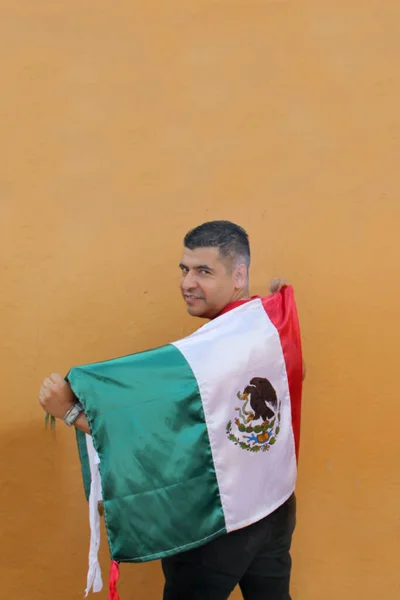 Hombre Adulto Mexicano Latino Muestra Bandera México Orgulloso Cultura Tradición —  Fotos de Stock