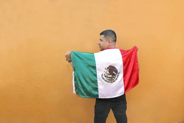 Latin Mexikói Felnőtt Férfi Mutatja Zászló Mexikó Büszke Kultúra Hagyomány — Stock Fotó