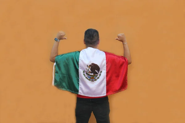 Взрослый Мужчина Латинской Мексики Показывает Флаг Мексики Гордится Своей Культурой — стоковое фото