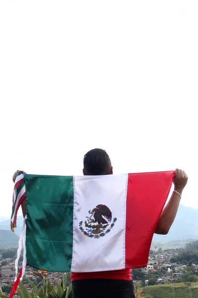 墨西哥成年男子高举墨西哥国旗 为自己的文化和传统感到自豪 庆祝9月15日的国庆 五月节和足球节 — 图库照片