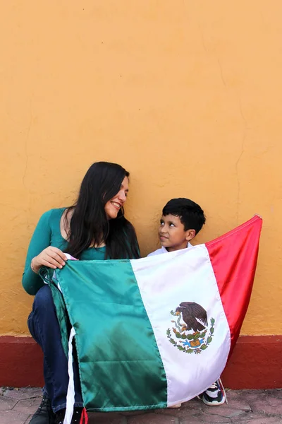 Latinamerikansk Mamma Och Son Visar Mexikos Flagga Mycket Stolt Över — Stockfoto