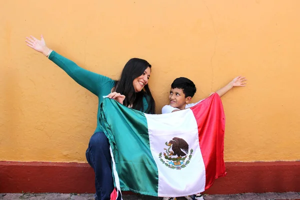 Madre Hijo Mexicano Latino Muestran Bandera México Muy Orgullosos Cultura —  Fotos de Stock