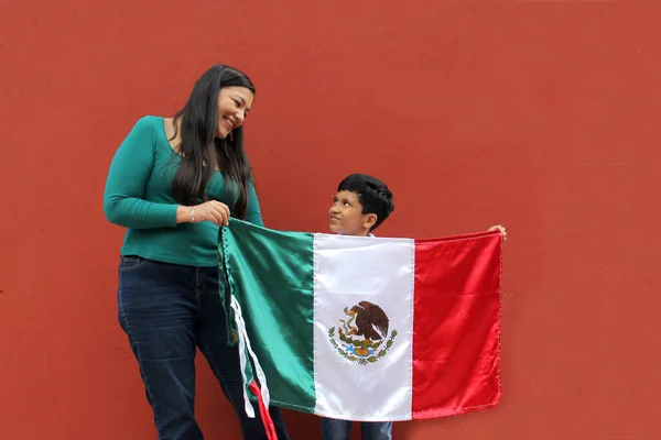 Latinamerikansk Mamma Och Son Visar Mexikos Flagga Mycket Stolt Över — Stockfoto