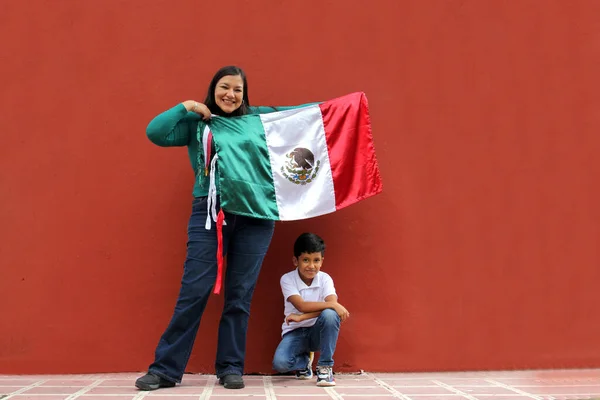 Latina Mãe Filho Mexicano Mostrar Bandeira México Muito Orgulhoso Sua — Fotografia de Stock