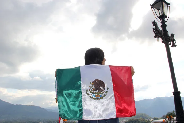 Latynoska Dorosła Kobieta Pokazuje Flagę Meksyku Dumna Swojej Kultury Tradycji — Zdjęcie stockowe