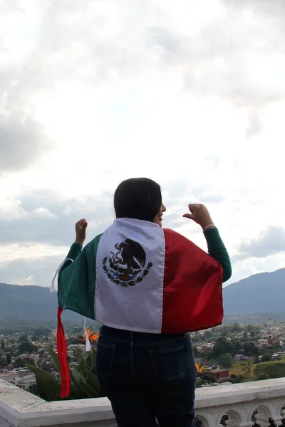 Mujer Latina Adulta Muestra Bandera México Orgullosa Cultura Tradición Celebra —  Fotos de Stock