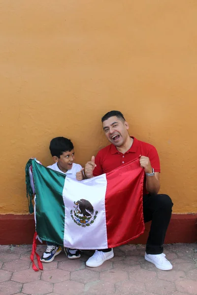 Padre Hijo Mexicano Latino Muestran Bandera México Muy Orgullosos Cultura —  Fotos de Stock