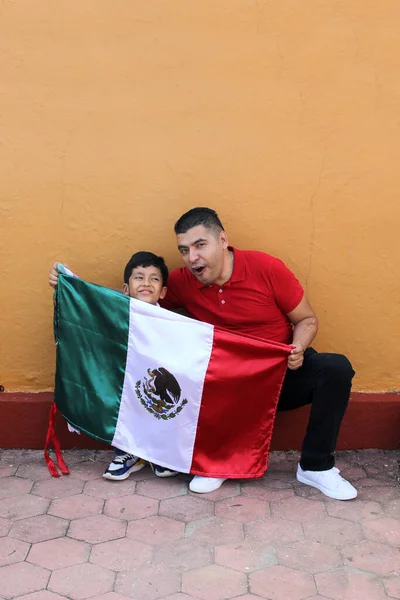 Pai Filho Mexicano Latino Mostrar Bandeira México Muito Orgulhoso Sua — Fotografia de Stock