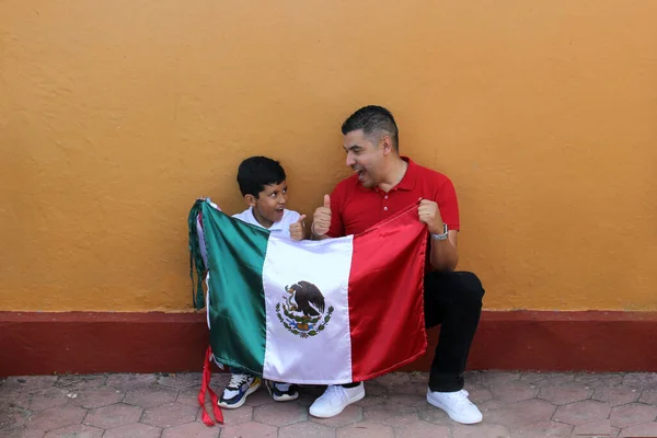 今年9月 为了庆祝墨西哥独立日 拉丁美洲的父亲和儿子展示了墨西哥的国旗 他们为自己的文化和传统感到自豪 — 图库照片
