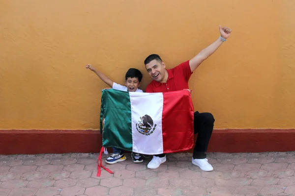 Pai Filho Mexicano Latino Mostrar Bandeira México Muito Orgulhoso Sua — Fotografia de Stock