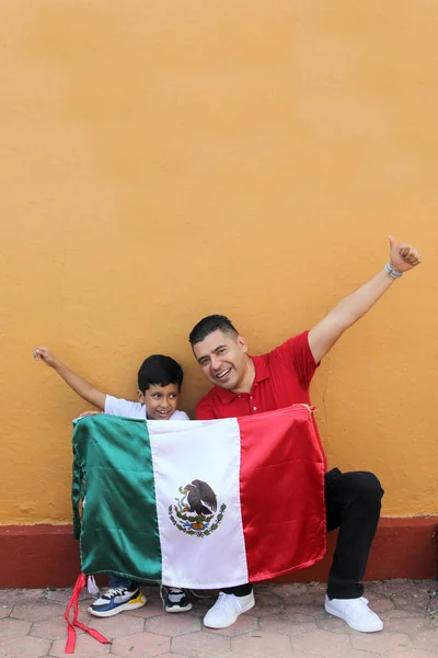 今年9月 为了庆祝墨西哥独立日 拉丁美洲的父亲和儿子展示了墨西哥的国旗 他们为自己的文化和传统感到自豪 — 图库照片