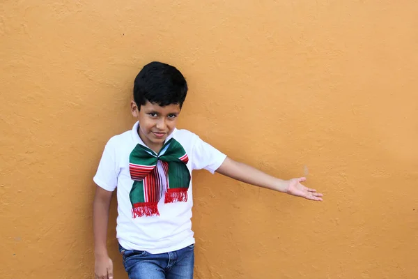 Menino Latino Mexicano Mostra Descontos Promoções Com Seu Arco Tricolor — Fotografia de Stock
