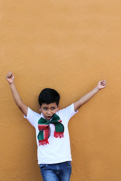 Menino Latino Mexicano Mostra Descontos Promoções Com Seu Arco Tricolor — Fotografia de Stock