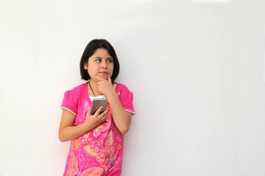 10 yaşındaki İspanyol kız cep telefonunu video oyunları oynamak, mesajlar göndermek, fotoğraf çekmek, selfie çekmek, film izlemek ve boş zamanlarında eğlenmek için kullanıyor.