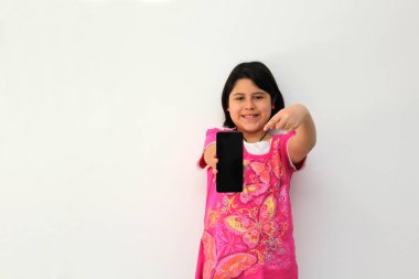 10 yaşındaki İspanyol kız cep telefonunu video oyunları oynamak, mesajlar göndermek, fotoğraf çekmek, selfie çekmek, film izlemek ve boş zamanlarında eğlenmek için kullanıyor.