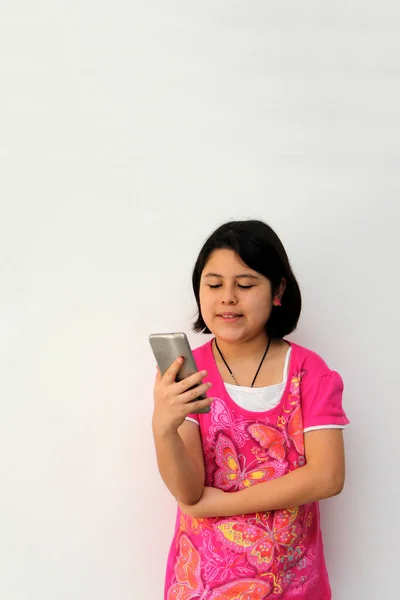 Chica Hispana Años Usa Teléfono Celular Para Hacer Videollamadas Jugar — Foto de Stock