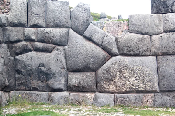ペルーのマチュピチュの建物は花崗岩のブロックで建てられ トンを量ります これらの巨大な石は インカ人によって使用される石の成形技術を使用して優れた精度で組み立てられています — ストック写真