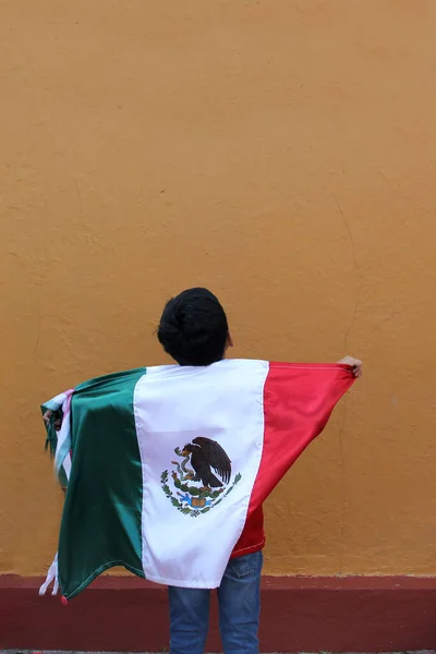 Niño Mexicano Latino Años Muestra Bandera México Orgulloso Cultura Tradición —  Fotos de Stock