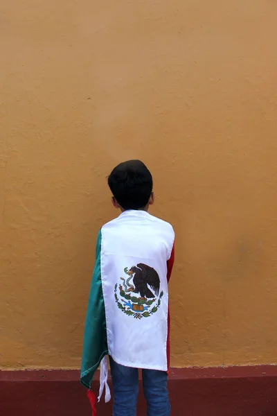8岁的拉美裔墨西哥男孩高举墨西哥国旗 为自己的文化和传统感到自豪 庆祝9月15日的国庆节和五月节 — 图库照片